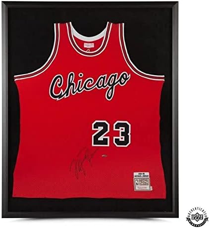 Michael Jordan İmzalı 1984-85 Chicago Bulls Kırmızı Çaylak Otantik Mitchell & Ness Forması Çerçeveli - Üst Güverte
